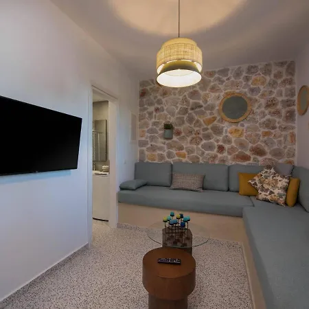 Rosa Gialla, Zia Apartment