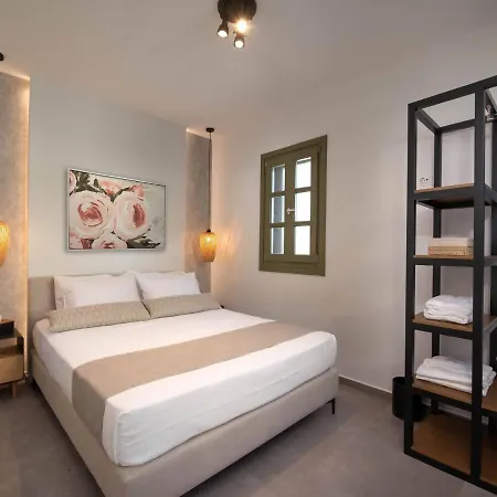 Rosa Gialla, Zia Apartment
